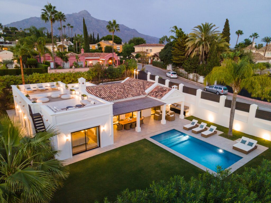 Casa La Vida: 3-Bed Luxury Villa in Nueva Andalucía's Golf Valley