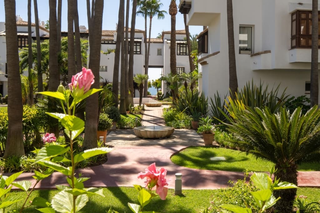 Granados 12 luxury apartment in Puente Romano by MDR