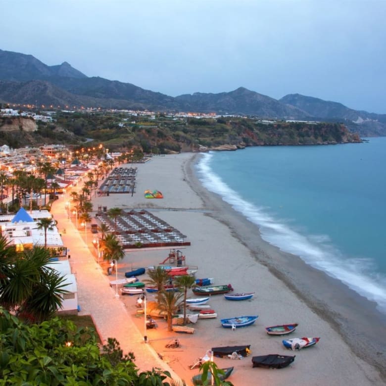 Málaga Oost vastgoed 2025 met uitzicht op de Middellandse Zee en berglandschap